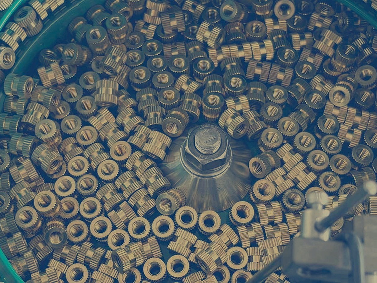 Vibratory bowl feeder loaded with components during operation